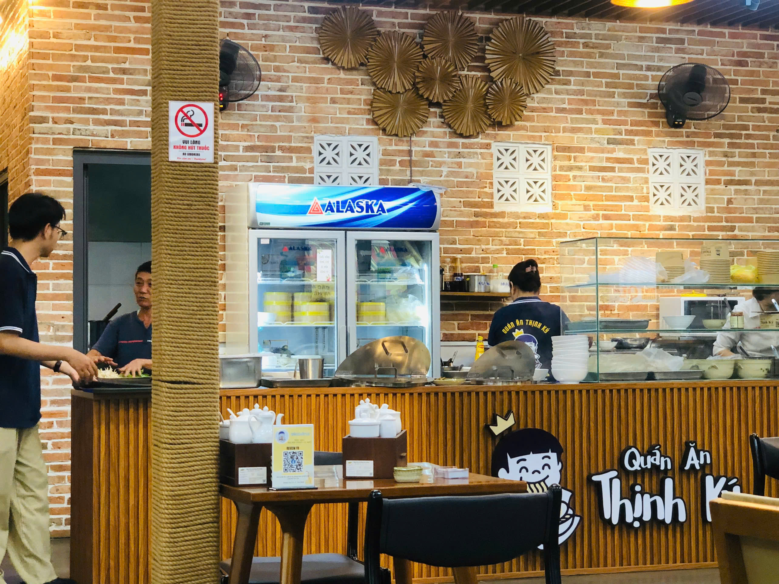 Không gian nhà hàng